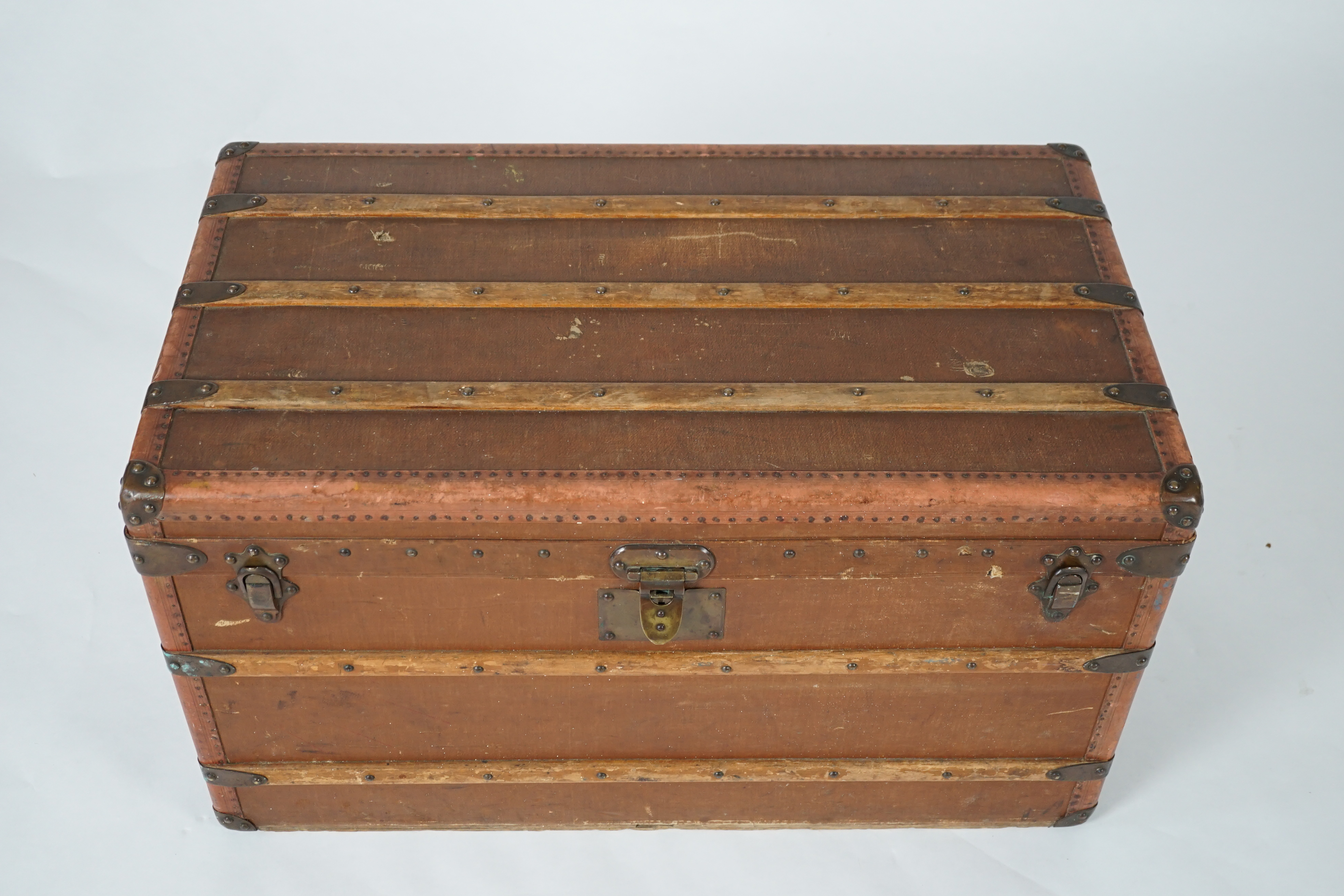 E. Goyard Aine, 233 Rue Saint Honore Paris, a late 19th or early 20th century canvas covered travelling trunk, brass mounted with ash batons, height 48cm, width 86cm, depth 49cm